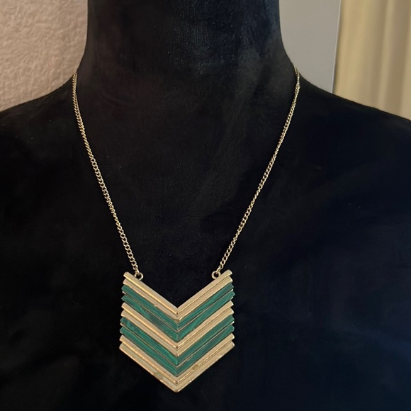 Jewelry - Gold & green chevron pattern gold metal chain necklace womens jewelry​